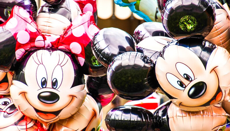 Zwei Folien-Luftballons von Mickey und Minnie Mouse.