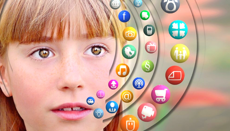 Ein Kind blickt interessiert in die Kamera. Auf der rechten Seite befinden sich viele kleine, bunte Icons mit verschiedenen Symbolen, wie z.B. einem Auto, einer Kamera, einem Einkaufswagen oder dem @-Zeichen.