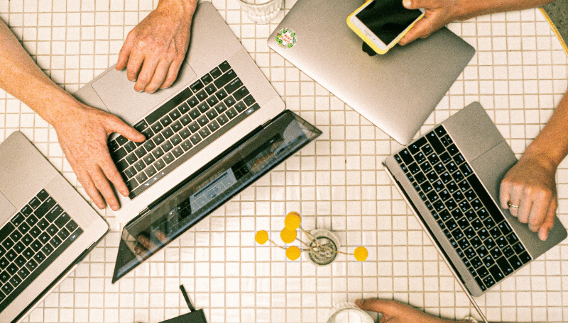 Viele digitale Geräte auf einem Tisch.