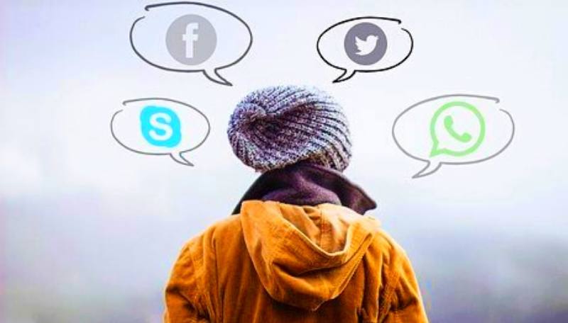 Um eine Person schweben Sprechblasen. In den Sprechblasen sind Zeichen für fecebook, Skype, twitter und WhatsApp.