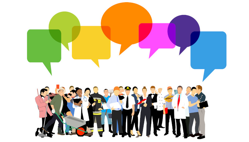 Zeichnung: Über einer Gruppe von Menschen schweben sieben bunte Sprechblasen.