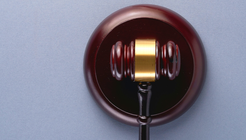 Richterhammer liegt auf Resonanzblock.