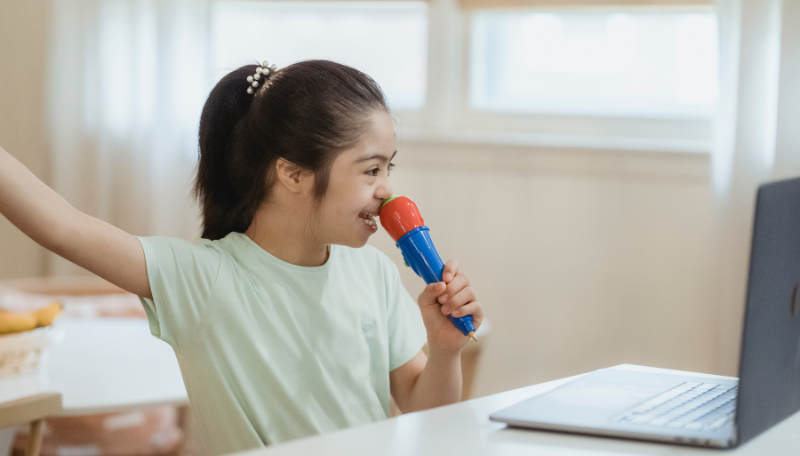 Mädchen mit Mikrofon.