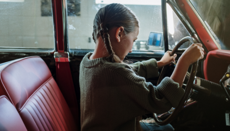 Maedchen am Steuer.