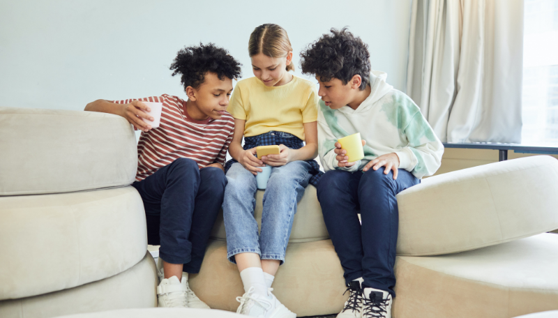 Kinder am Smartphone.